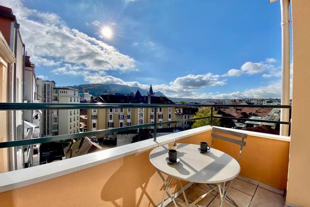 Ferienwohnung Toit-Terrasse Traversant Plein Centre 100M Du Lac Annecy Exterior foto